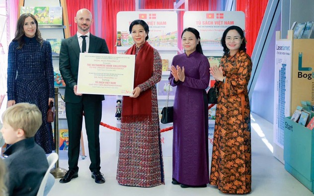Phu nhân Tổng Bí thư, Chủ tịch nước cùng Hoàng hậu Đan Mạch trao tặng “Tủ sách Việt Nam”