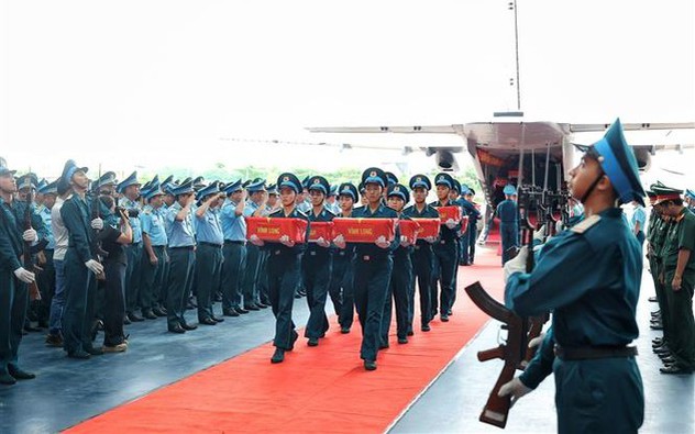 Máy bay quân sự đưa hơn 8.450 mẫu hài cốt liệt sĩ ra Hà Nội giám định ADN
