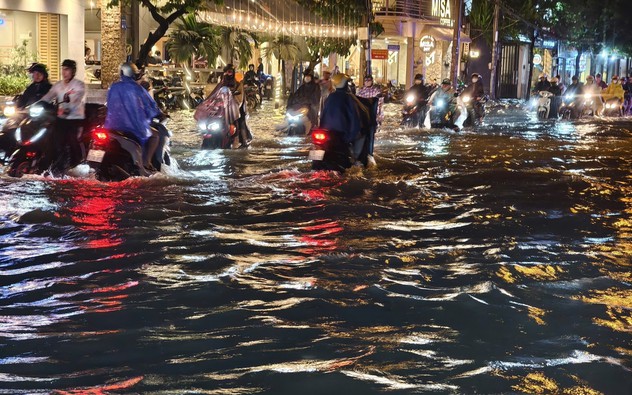 TP. Hồ Chí Minh: Khuyến cáo không cố vượt vùng ngập, bảo đảm an toàn giao thông