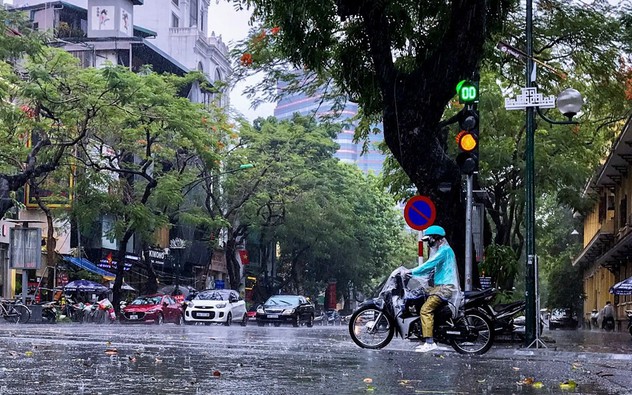 Cảnh báo mưa dông kèm lốc sét trên khu vực Hà Nội, lũ trên sông Đồng Nai