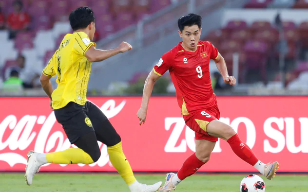Tin nóng bóng đá Việt hôm nay 10/10: Đình Bắc báo tin vui cho HLV Kim Sang Sik; U17 Việt Nam hòa U19 Hà Nội