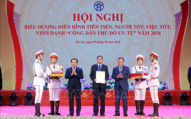 HLV Mai Đức Chung nhận vinh dự đặc biệt trước ngày Giải phóng Thủ đô