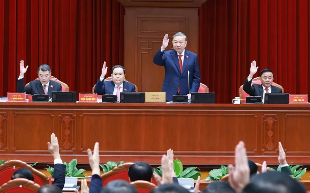 Khát vọng phát triển và điểm tựa con người