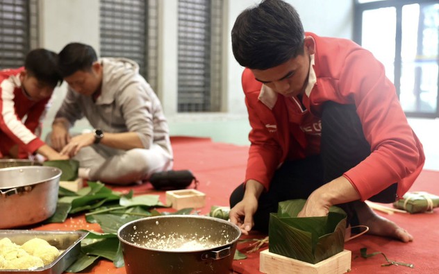 Tin nóng bóng đá Việt hôm nay 7/2: Đội trưởng U23 Việt Nam gói bánh chưng; CLB SHB Đà Nẵng nghỉ Tết sớm nhất V-League