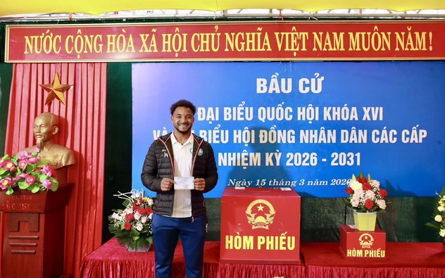 Cầu thủ Xuân Son cảm thấy hạnh phúc và tự hào khi đi bầu cử