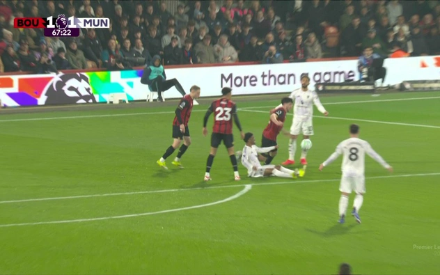 Tình huống gây tranh cãi nhất ở trận đấu của MU: Trọng tài 'quên' thổi 11m và bàn gỡ hòa chóng vánh