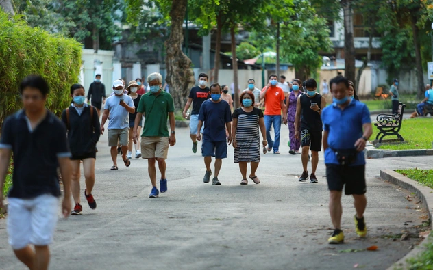 Xu hướng người Việt tích cực đi bộ lúc giá xăng tăng: Vừa tiết kiệm lại vừa... khoẻ