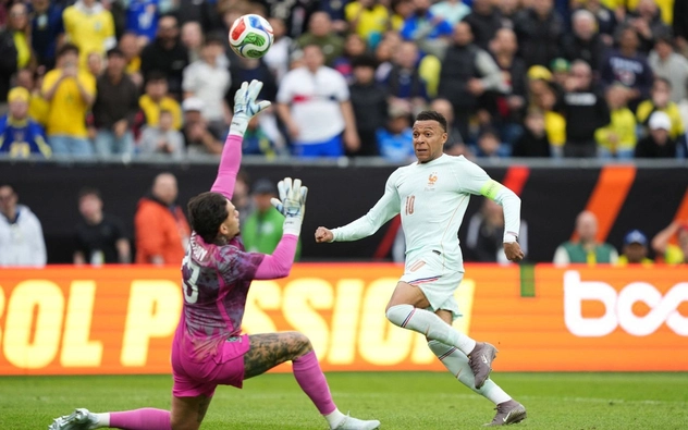 Kết quả bóng đá: Mbappe ghi bàn, ĐT Pháp đá thiếu người vẫn thắng Brazil