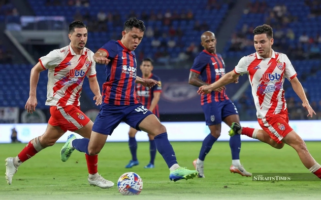 Cặp song sinh Lambert hướng tới cột mốc lịch sử cùng Malaysia trước đội tuyển Việt Nam