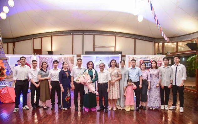 GS.TS. Đinh Thị Mai Thanh nhận Huân chương Cành cọ Hàn lâm, Pháp