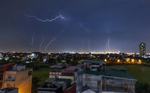 Cảnh báo dông, lốc sét, mưa đá và cục bộ mưa lớn ở Hà Nội