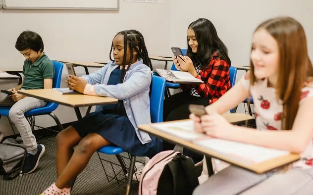 Anh xem xét cấm điện thoại thông minh trong trường học