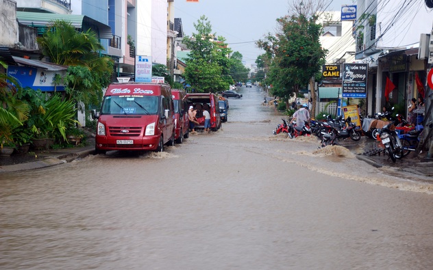 Dự báo thời tiết ngày 24/4: Trung Bộ mưa to diện rộng