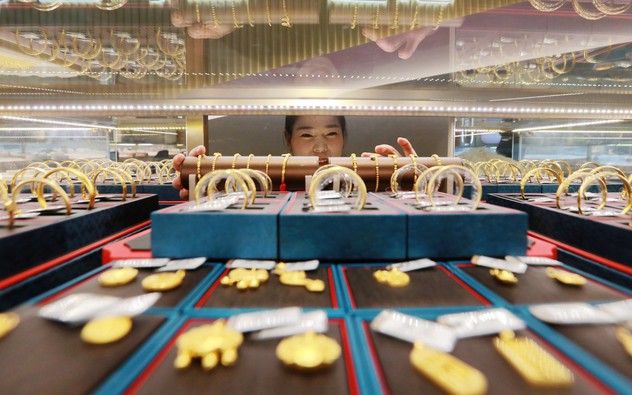 Giá vàng và bạc giảm mạnh trong bối cảnh xung đột tại Trung Đông kéo dài