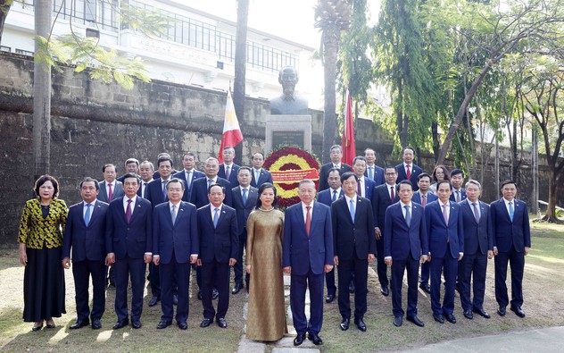 Tổng Bí thư, Chủ tịch nước và Phu nhân dâng hoa tại Tượng đài Bác Hồ ở Manila
