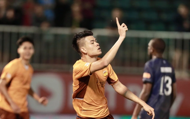 HLV Kim Sang Sik 'thưởng' lớn cho trung vệ 19 tuổi