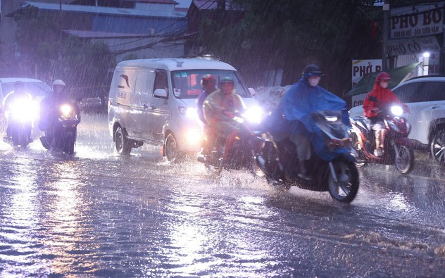 Cảnh báo mưa dông ở Hà Nội, cục bộ mưa lớn ở nhiều khu vực 