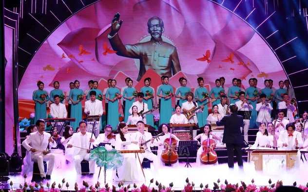 Chương trình nghệ thuật 'Hồ Chí Minh - Nguồn sáng dẫn đường' 