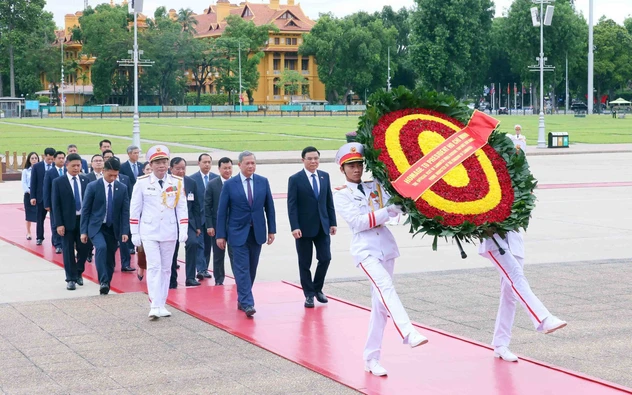 Thủ tướng Campuchia vào Lăng viếng Chủ tịch Hồ Chí Minh và tưởng niệm các Anh hùng Liệt sĩ