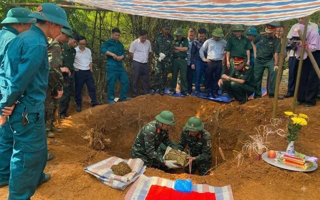 Khai quật, cất bốc các phần mộ liệt sĩ tại khu vực đồi Đá Vôi