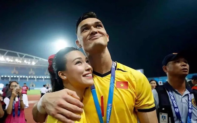 Thủ môn Lê Giang Patrik ôm và hôn bạn gái khi nâng cúp vô địch ASEAN Cup 2026