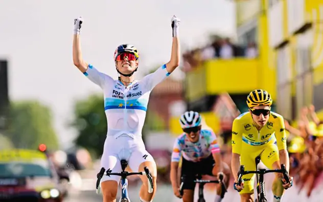 Tour de France nữ siết chặt kiểm tra áo ngực của VĐV