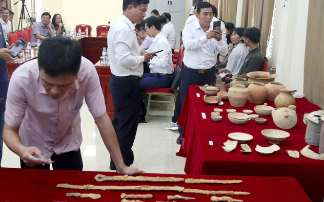 Phát hiện nhiều hiện vật quý trong 2 ngôi mộ cổ ở Nghệ An