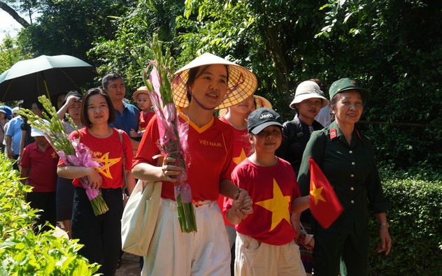 Những đóa sen thành kính dâng Người trong ngày Tết Độc lập