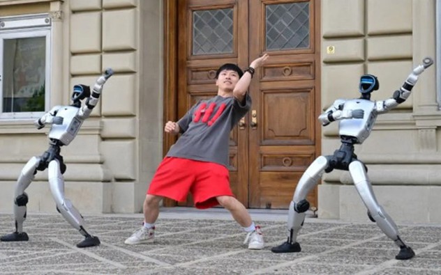 Robot "so tài" cùng con người tại America's Got Talent