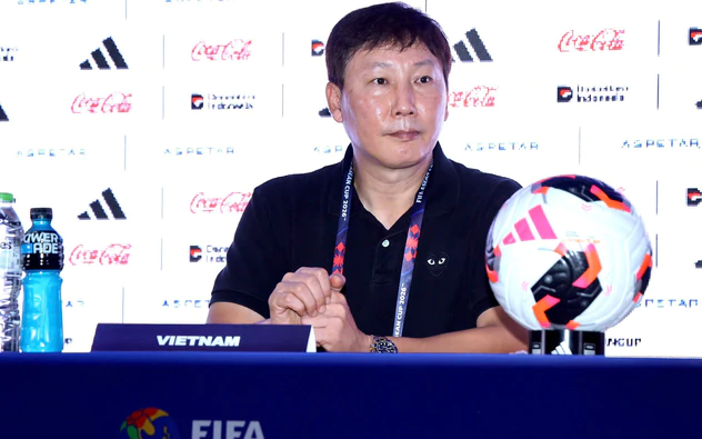 HLV Kim Sang Sik nhận trách nhiệm sau trận thua Thái Lan