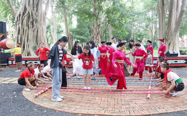 Từ "hợp nhất" đến "tích hợp" - để văn hóa trở thành mạch nguồn của phát triển: Một chương trình, một đích đến: Con người