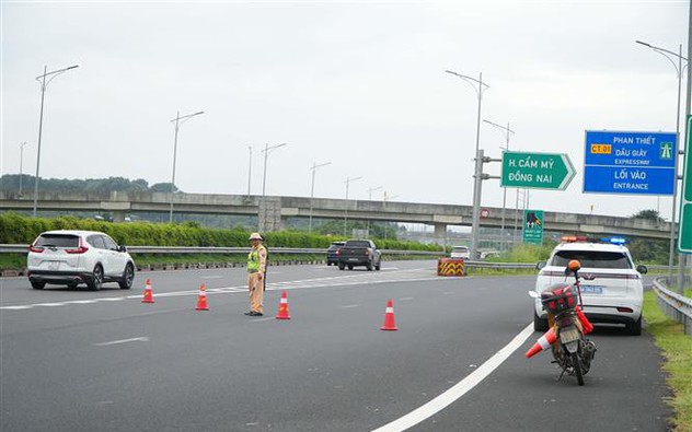 Cảnh báo mất an toàn khi tự ý vào cao tốc đang thi công