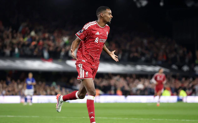 Isak trở lại, Liverpool mỉm cười