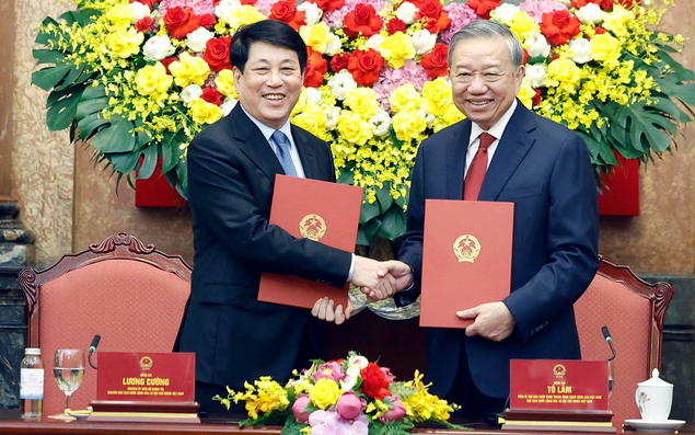 Bàn giao công tác giữa Tổng Bí thư, Chủ tịch nước Tô Lâm và nguyên Chủ tịch nước Lương Cường