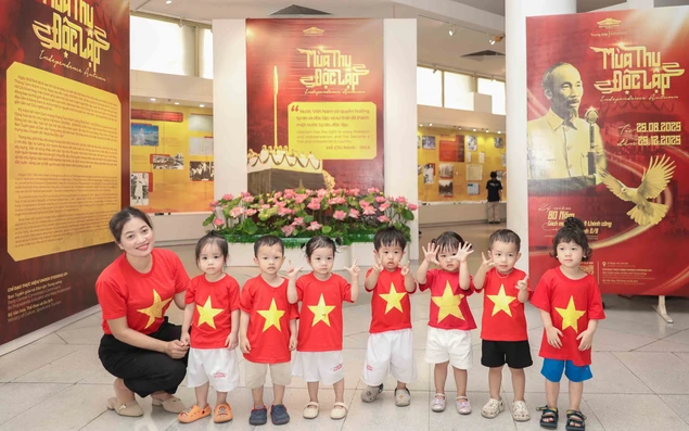 Bảo tàng Hồ Chí Minh thu hút đông du khách dịp kỷ niệm 136 năm Ngày sinh của Bác