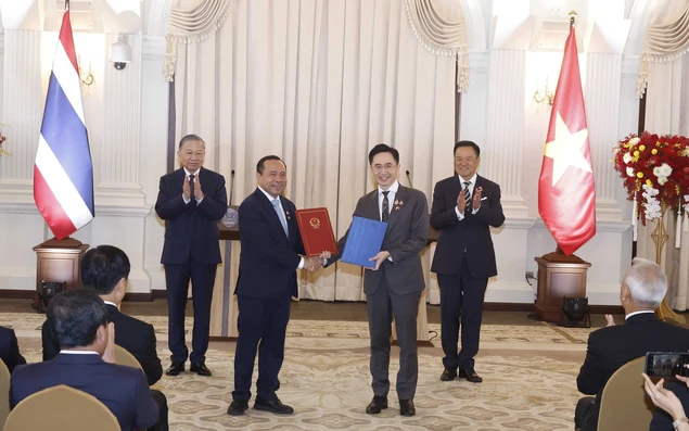 Tổng Bí thư, Chủ tịch nước Tô Lâm và Thủ tướng Thái Lan chứng kiến lễ trao văn kiện hợp tác giữa hai nước