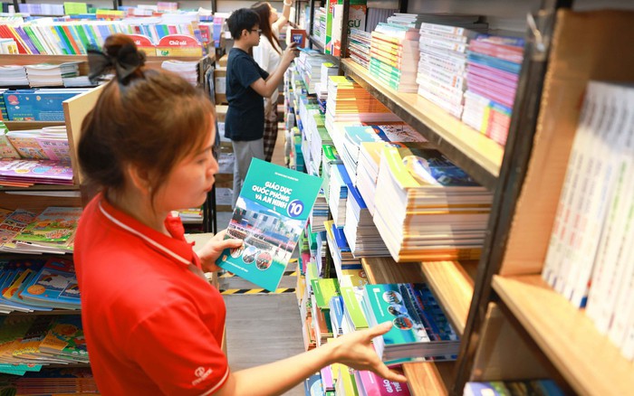 Thành phố Hồ Chí Minh: Bán sách giáo khoa xuyên lễ phục vụ học sinh, phụ huynh