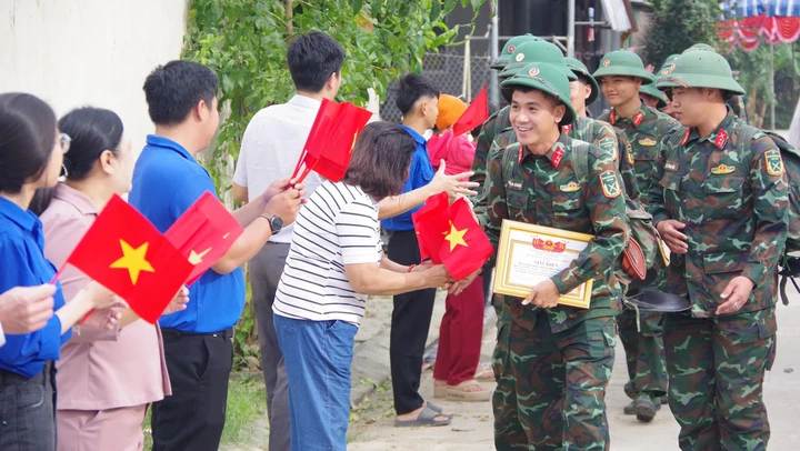 Những mái nhà mới sau lũ, niềm tin dần trở lại