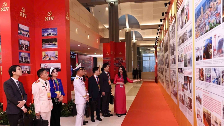 Các đại biểu dự Đại hội XIV tham quan Trưng bày ảnh “Dưới cờ Đảng - Đất nước tiến vào Kỷ nguyên mới”