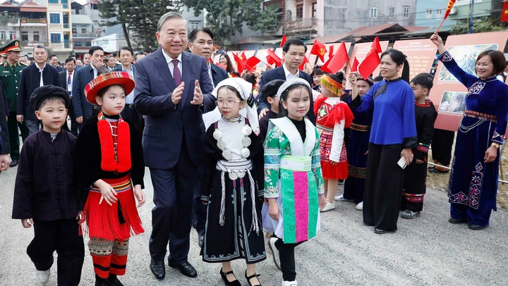 Tổng Bí thư Tô Lâm gặp mặt, nói chuyện với nhân dân các dân tộc tỉnh Cao Bằng
