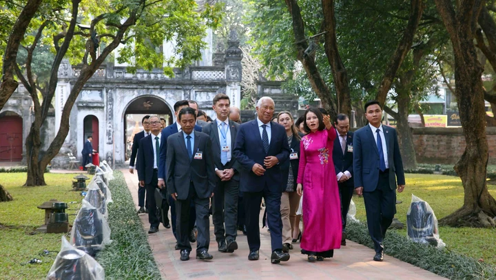 Chủ tịch Hội đồng châu Âu tham quan Văn Miếu - Quốc Tử Giám