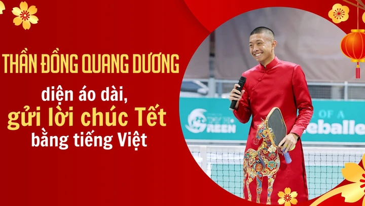 Thần đồng Quang Dương diện áo dài hình ngựa chơi pickleball, gửi lời chúc Tết bằng tiếng Việt
