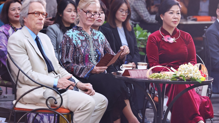 Phu nhân Tổng Bí thư và Công tước xứ Richmond cùng Phu nhân tham quan Bảo tàng Mỹ thuật Việt Nam