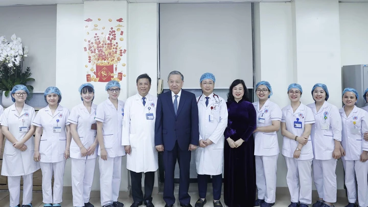 Tổng Bí thư Tô Lâm thăm, chúc mừng cán bộ, Bác sỹ, nhân viên y tế Bệnh viện Hữu nghị