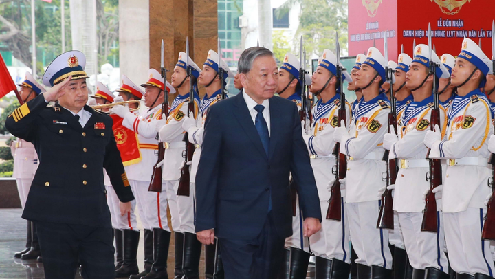 Tổng Bí thư Tô Lâm dự và trao danh hiệu Anh hùng LLVT nhân dân cho Quân chủng Hải quân