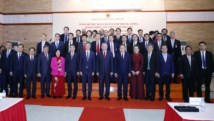 Tổng Bí thư Tô Lâm gặp gỡ cán bộ Đại sứ quán và cộng đồng người Việt Nam tại Campuchia