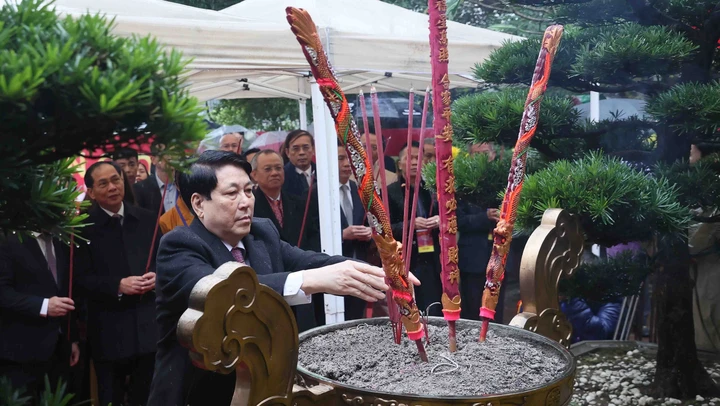 Chủ tịch nước Lương Cường dâng hương tại Tượng đài Vua Lý Thái Tổ và Đền Ngọc Sơn