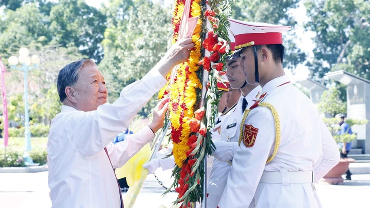 Tổng Bí thư Tô Lâm dâng hương tại Nghĩa trang Liệt sĩ Trà Võ