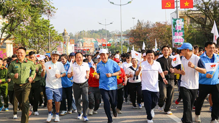 Từ đường chạy Điện Biên đến tầm vóc Việt Nam