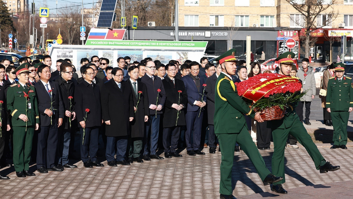 Thủ tướng Phạm Minh Chính đặt hoa tại Tượng đài Chủ tịch Hồ Chí Minh ở Moskva